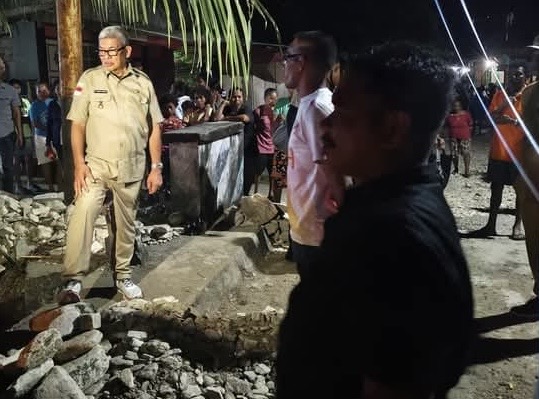 Bentuk Tim Penanggulangan, Bupati MTH Juga Bermalam bersama Korban Bencana di Kei Besar 