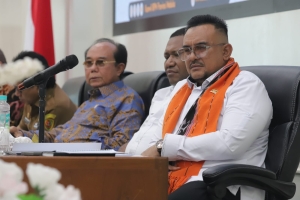 Senator Bisri Tekankan Semua Investasi Bermasalah di Maluku Harus Dihentikan