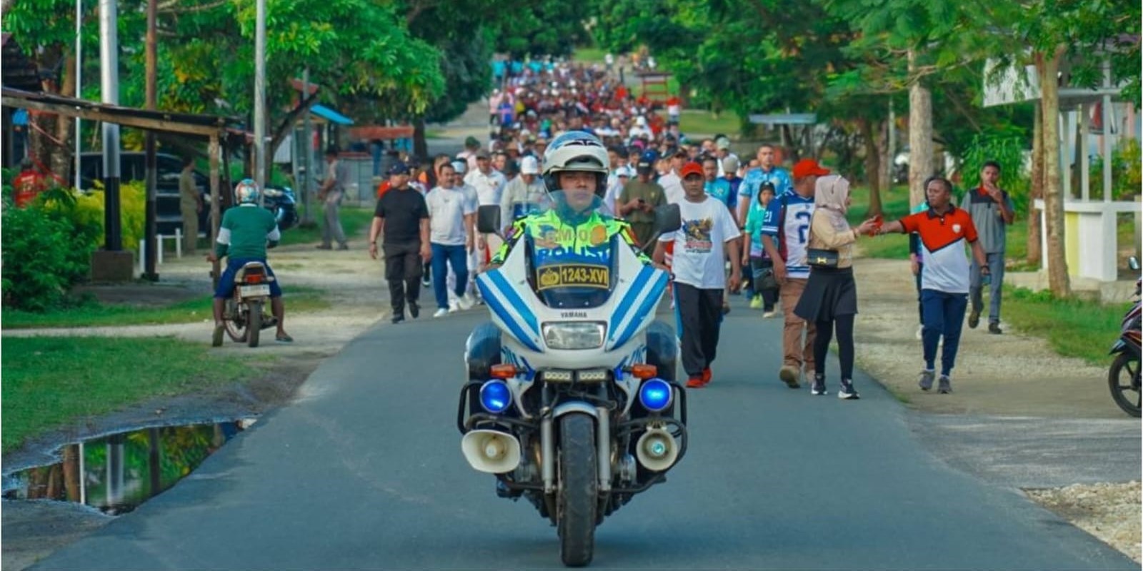 Ribuan Orang Meriahkan Jalan Sehat HUT ke 14 Kota Langgur