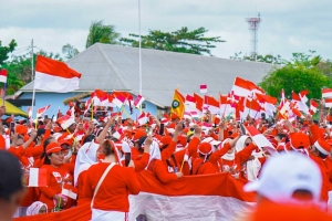 Warga Tumpah Ruah Saksikan Kirab Kemerdekaan di Langgur