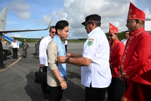 Prosesi Adat Sambut Kedatangan Wapres RI di Malra