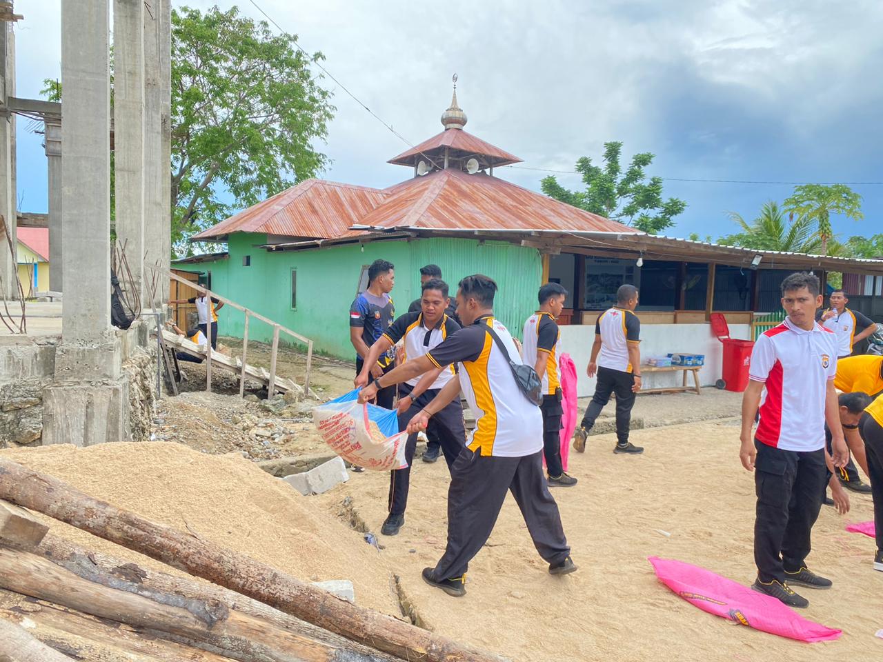 Kapolres MBD Pimpin Bakti Sosial di Masjid Nurul Iman Tiakur