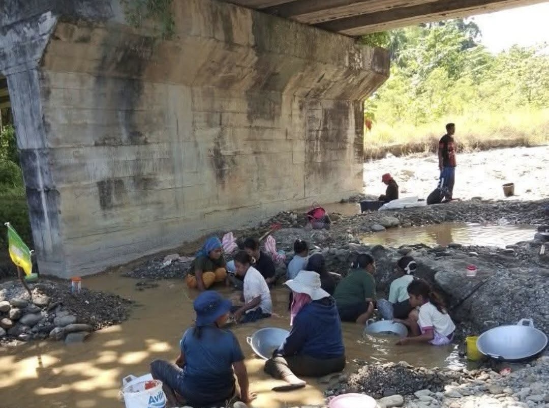 Warga Mulai Mendulang Emas di Bawah Jembatan Waenibe,Sehari 12 Gram