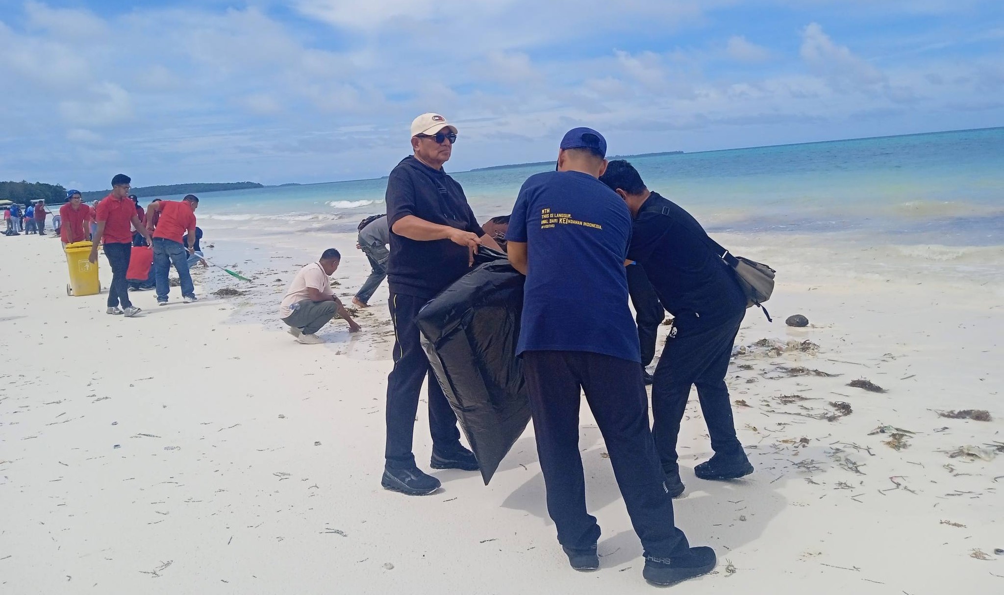 Bupati Hanubun Galakkan Tradisi ‘Jumat Bersih’ di Seluruh Ohoi