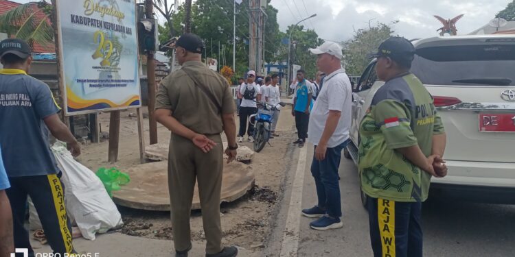 Pimpin Jumat Bersih, Bupati Aru Dorong Kesadaran  Warga Dobo