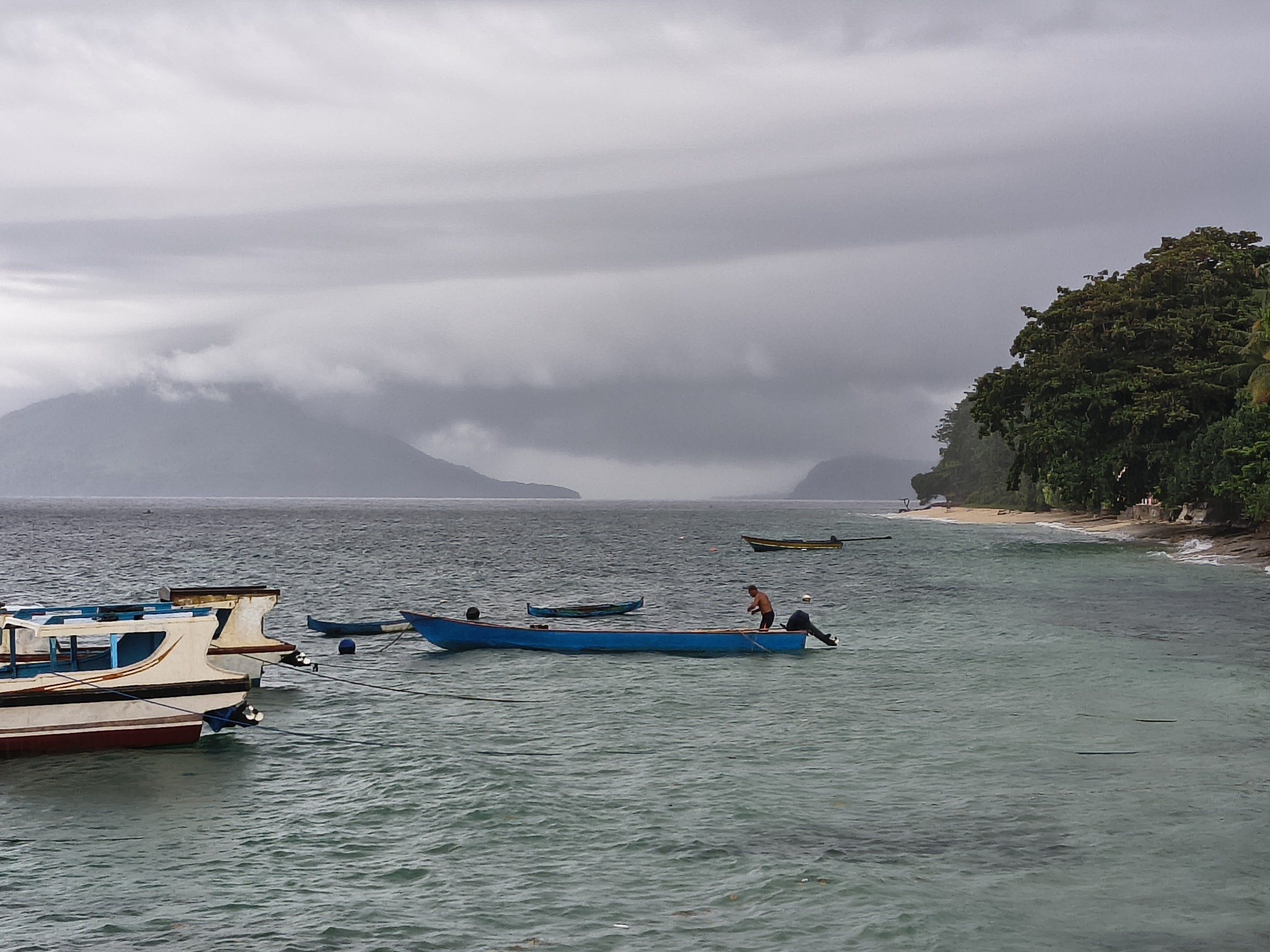 Awan hitam menggantung pertanda cuaca buruk segera tiba. Nelayan di Pulau Ay lantas buang sauh.(dekritmaluku/Jaya Barends) 