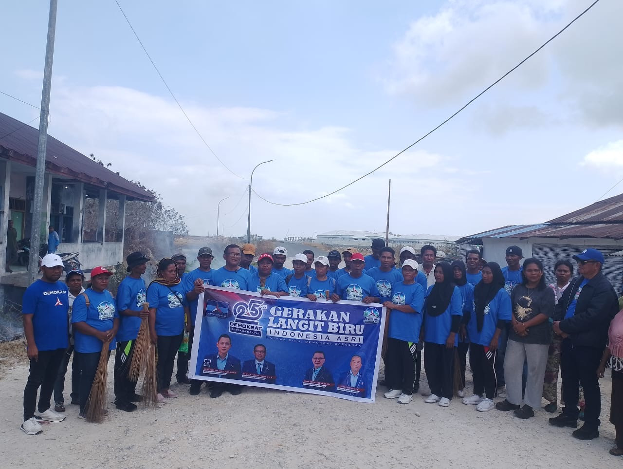 Bupati Thaher Hanubun Bersama Langit Biru Demokrat Gelar Kerja Bakti di Kota Elat