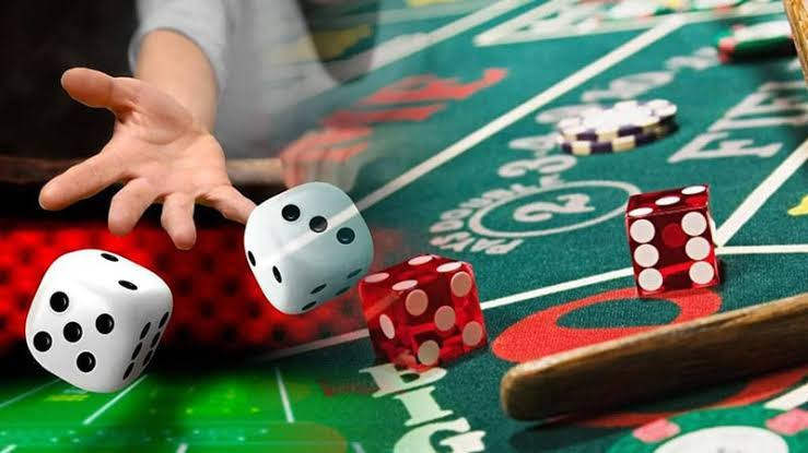 Penggerebekan Judi Dadu di Dobo Disorot: 12 Orang Dilepas, Hanya 2 Ditahan